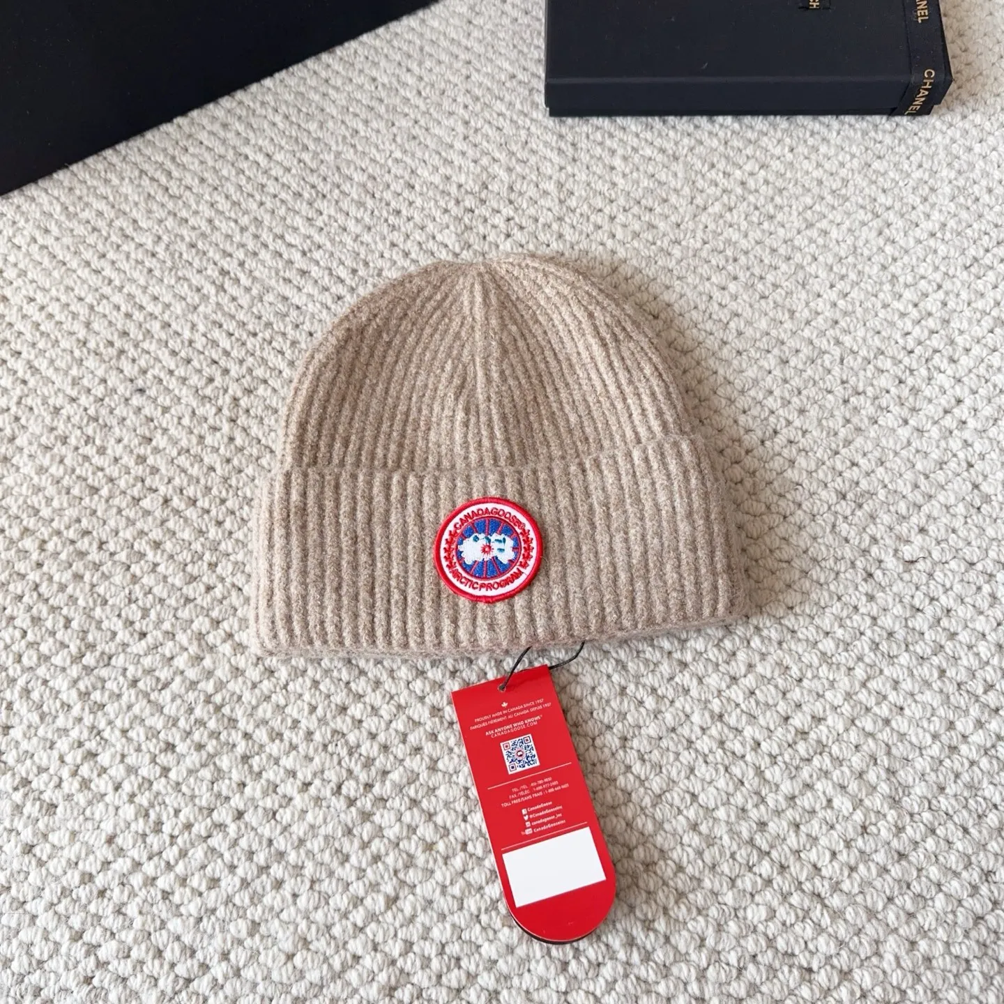 💰60 CANADA GOOSE Canada Goose winter warm cashmere cold hat. Rabbit wool material, thick feel, not easy to deform. Fashionable and versatile couple hat, imported embroidery logo, cashmere cotton yarn, sold in high quality three colors. Head circumference: 55-58cm available